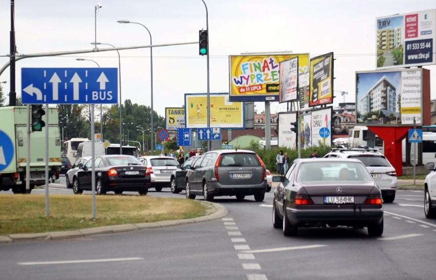 Na rondo pod zamkiem w ciągu godziny wjeżdża ok. 7 tys. aut