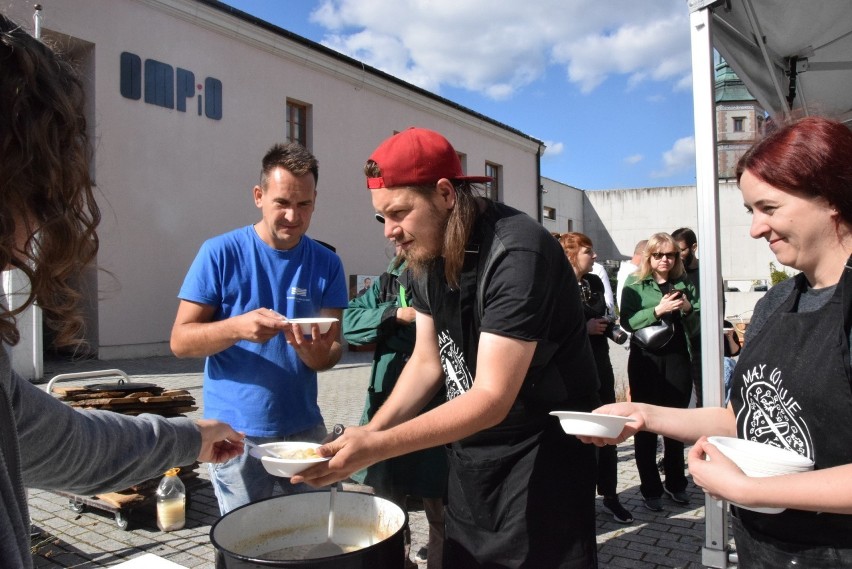 Kuchnia z Literatury w Kielcach w ramach festiwalu Pociąg do literatury. W niedzielę gotowali z Maksem Przybylskim. Było pysznie (ZDJĘCIA)