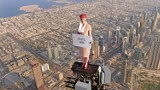 Dubaj zaprasza na Expo 2020 niesamowitą reklamą. Stewardessa znowu na najwyższym wieżowcu świata, tym razem towarzyszy jej jumbo jet