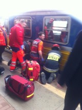 Wypadek na torach w Gdyni Głównej. Mężczyzna wpadł między pociąg SKM a peron [ZDJĘCIA]