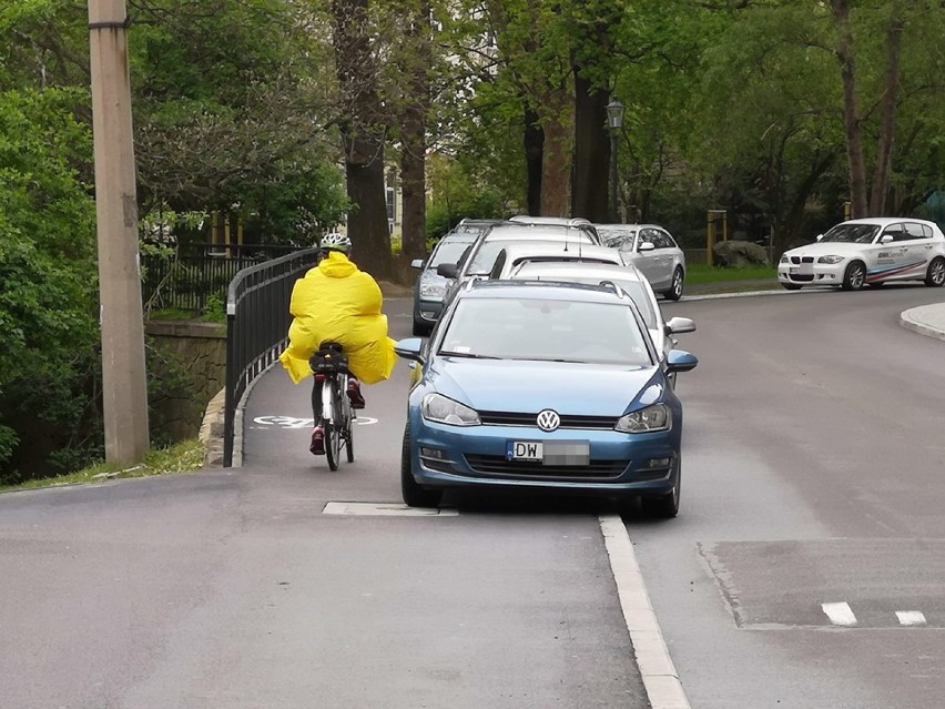 Kłodzko. Zdjęcia prawdziwych mistrzów parkowania. Twój samochód też tu jest? 