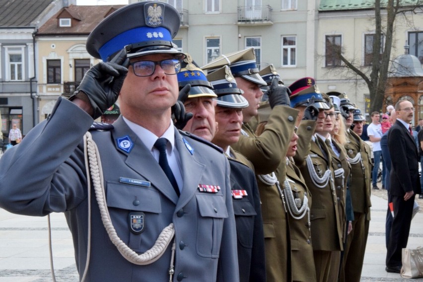 Uroczyste obchody Dnia Flagi Rzeczypospolitej Polskiej na kieleckim Rynku. Ważne słowa i pokaz musztry. Zobacz zdjęcia i film