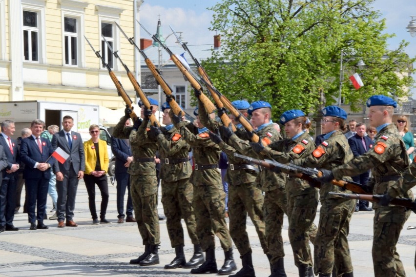 Uroczyste obchody Dnia Flagi Rzeczypospolitej Polskiej na kieleckim Rynku. Ważne słowa i pokaz musztry. Zobacz zdjęcia i film