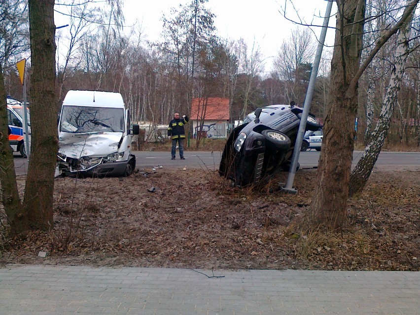 Jastarnia. Wypadek koło stacji paliw. Grand Cherokee wjechał w busa. Są poszkodowani