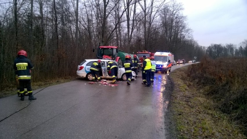 Samochód osobowy zderzył się z ciągnikiem rolniczym [ZDJĘCIA] 