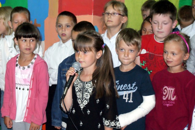 Dniom Patrona w szkole w Koźlinach towarzyszą występy artystyczne uczniów