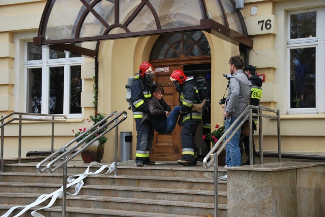 W piątek, o godz. 13:30 ewakuowano pracowników Urzędu Miejskiego w Obornikach. Na miejscu zjawili się strażacy oraz pogotowie ratunkowe. Dlaczego?

Zobacz więcej: Ewakuacja urzędu miejskiego w Obornikach [ZDJĘCIA]