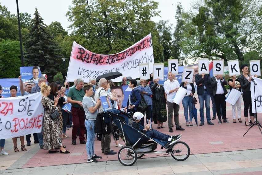 Na placu Jagiellońskim w Radomiu odbył się wiec poparcia dla...