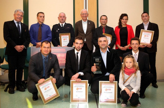 Laureaci plebiscytu. W górnym rzędzie od lewej: Roman Gurgul, Bogusław Gumulak, prof. Janusz Andres, Krzysztof Olejnik (odebrał nagrodę w imieniu Andrzeja Nosala), Ewelina Fołta, Marcin Cholewa. W dolnym rzędzie od lewej: Marek Brzostowicz, Jan Harasiewicz, Krzysztof Krzemień z córką, Paweł Mickowski