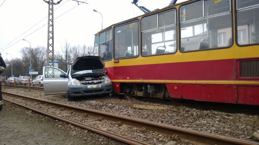 Wypadek na al. Politechniki w Łodzi. Toyota yaris wjechała...