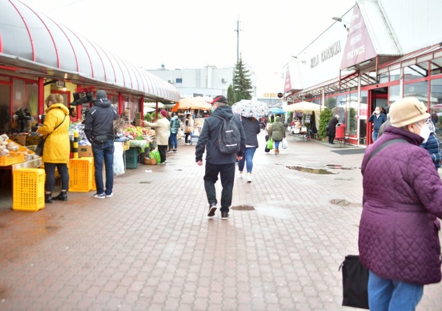 Jak co czwartek sprawdziliśmy dla was aktualne ceny warzyw i owoców na targowisku Korej w Radomiu. Mimo brzydkiej pogody na targowisku wiele osób robiło zakupy.