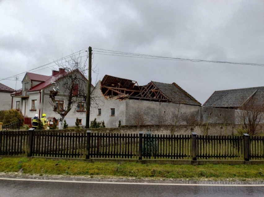 Działania strażaków polegają na rozebraniu części poszycia...