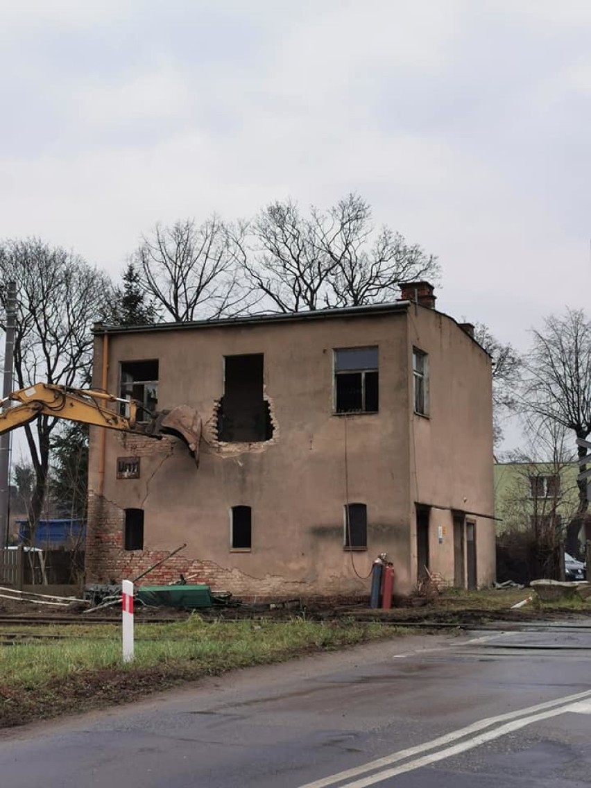 Budynek w Dmasławku straszył. Właśnie ruszyła jego rozbiórka [ZDJĘCIA] 