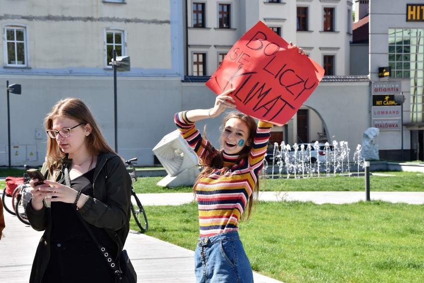 Młodzieżowy Strajk Klimatyczny w Opolu odbył się na placu...