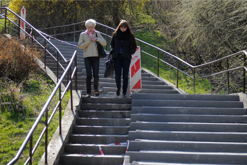 Schody odchodzące od ul. Wiatrakowej dzielą się na dwie...