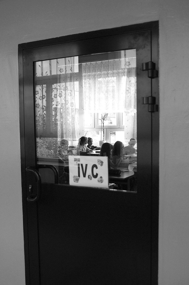 W SP 149 przy ul. Tatrzańskiej wszystkie sale lekcyjne mają drzwi z szybami.