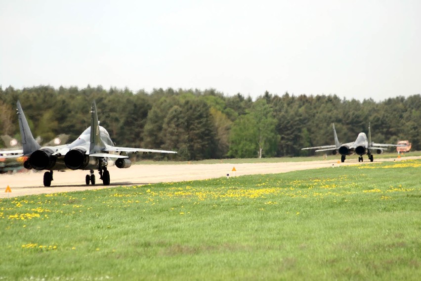 Mirosławiec. Ćwiczenia Kondor-12. MiGi i Su-22 ćwiczyły na lotnisku w Mirosławcu [ZDJĘCIA i WIDEO]