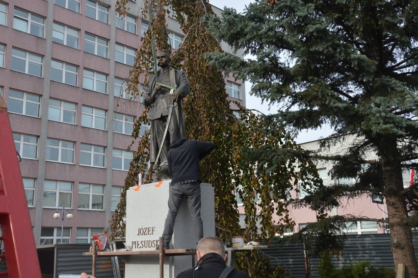 Tarnów. Marszałek Józef Piłsudski ma wreszcie pomnik w mieście. Na cokole ustawiono go w kwadrans [ZDJĘCIA]