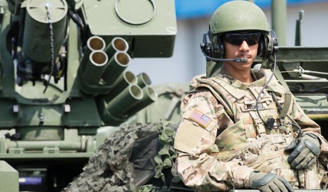 To prawda - prawdziwy amerykański żołnierz robi wrażenie (tu: ćwiczenia Anakonda 2016). Ale w sieci polują na kobiety oszuści