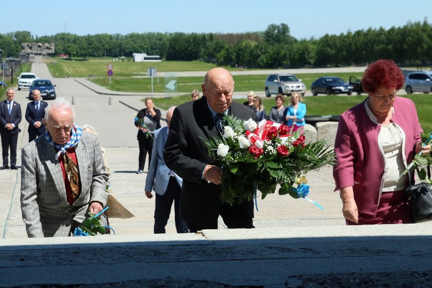 Niebieskie róże dla ofiar obozów zagłady. W Lublinie oddano hołd poległym. Galeria zdjęć