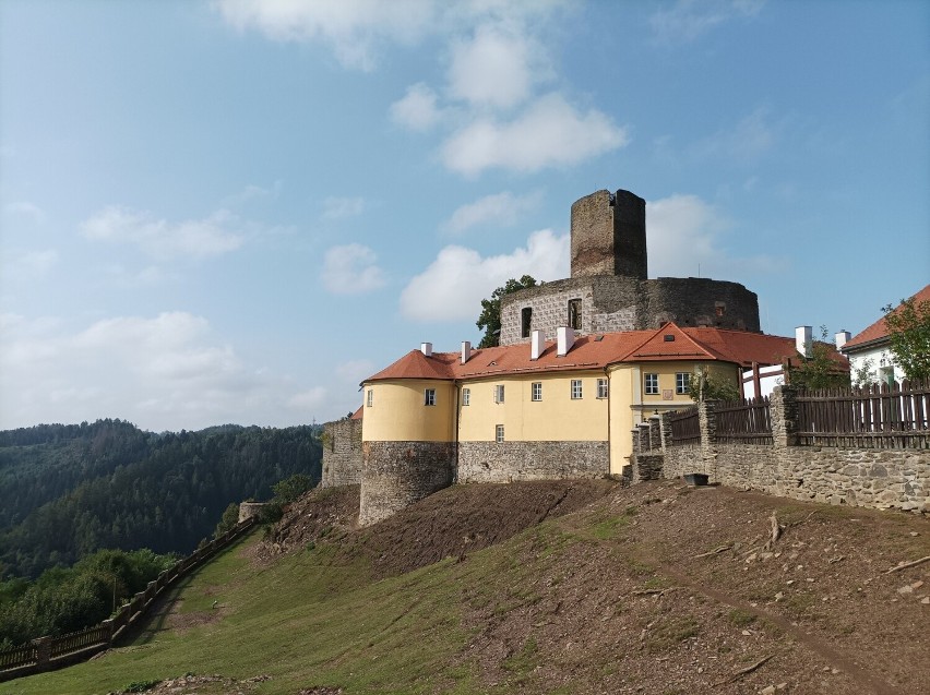 Z zewnątrz zamek Svojanov wygląda niepozornie. Nad...