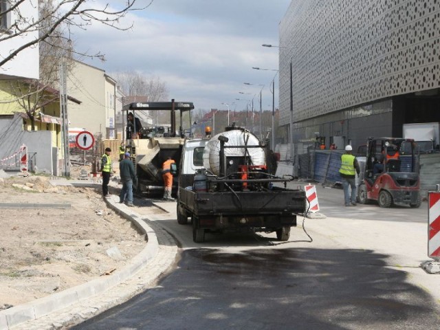 Na kieleckiej ulicy Polnej przy budowanej Galerii Korona trwa remont. W ostatnich dniach wylano tam warstwę asfaltu.
