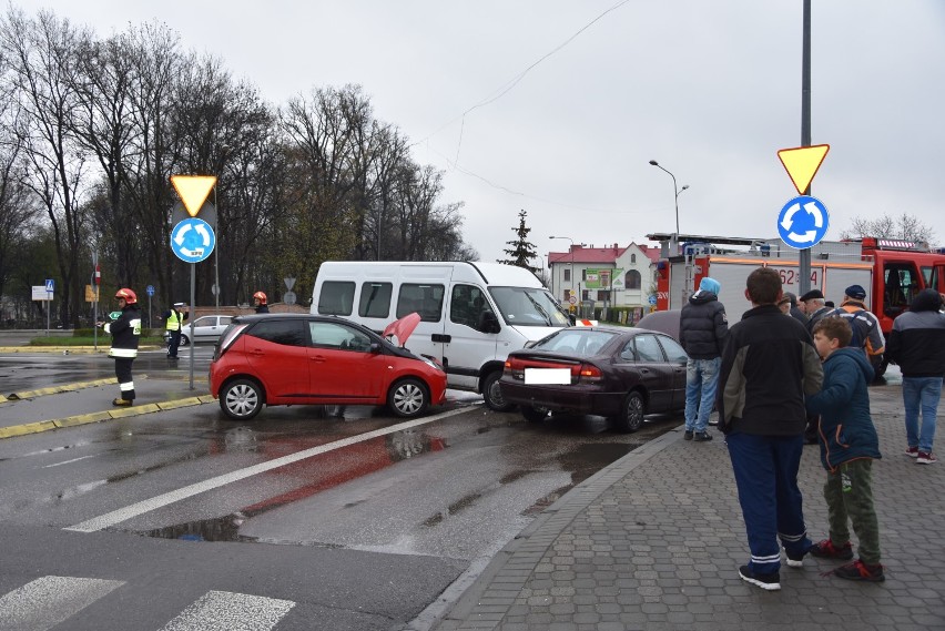 Karambol na rondzie przy ul. Słonecznej w Tarnowie. Bus zderzył się z trzema samochodami [ZDJECIA]