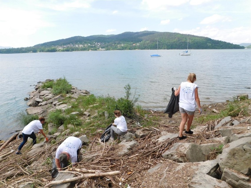 Sprzątanie brzegów Jeziora Żywieckiego z okazji Światowego Dnia Ochrony Środowiska [ZDJĘCIA]