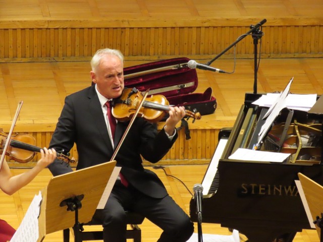 Krzesimir Dębski zafundował słuchaczom koncertu w sali kameralnej Filharmonii Zielonogórskiej ponad 1,5 godzinny koncert z przytupem (dosłownie).
