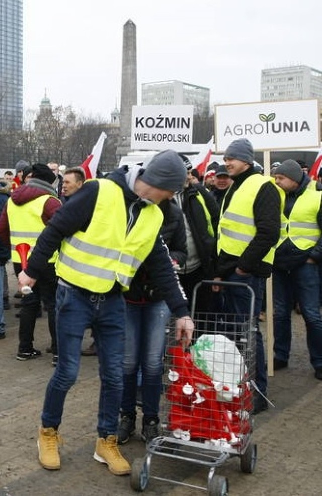 Rolnicy przeszli ulicami Warszawy i będą pikietować Pałac Prezydencki przy Krakowskim Przedmieściu