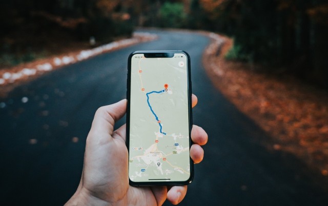 Już nie musimy korzystać z archaicznych papierowych map drogowych, a podstawowym narzędziem do wyznaczania trasy stało się Google Maps.
