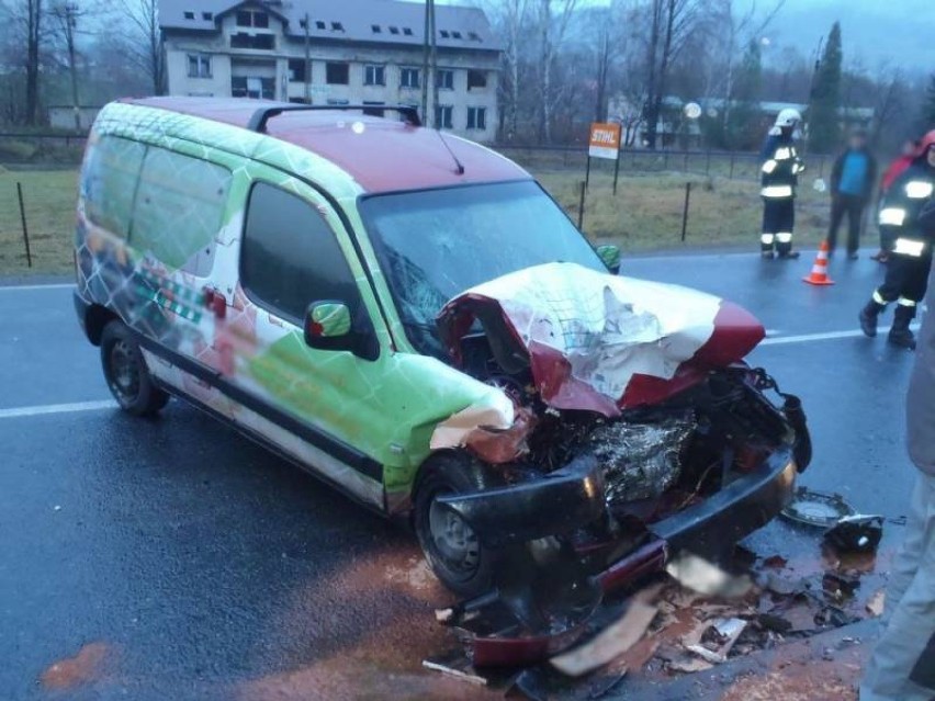 Groźny wypadek w Piwnicznej. Sześć osób zabrano do szpitala