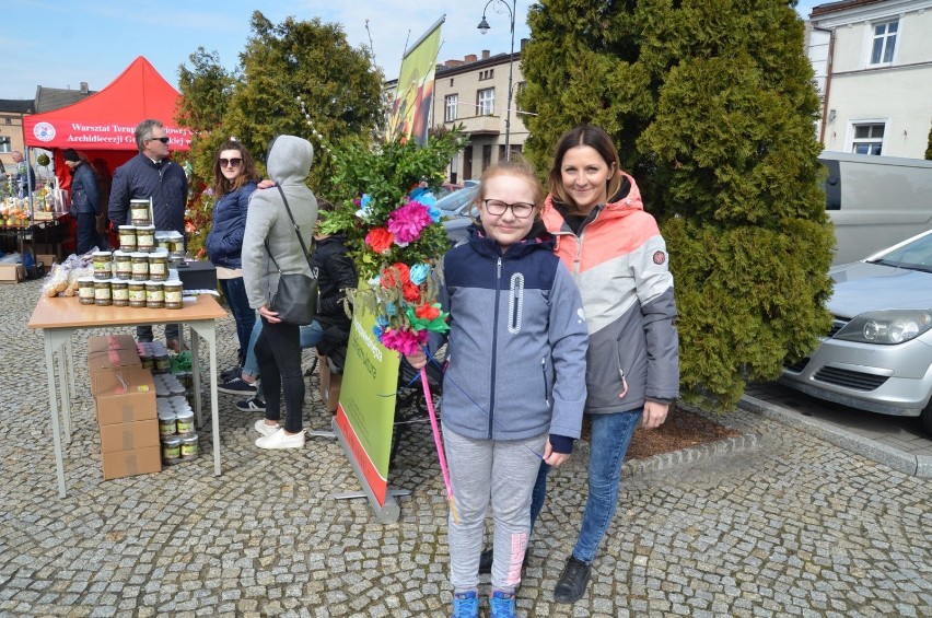 Niedziela Palmowa w Kłecku: procesja z kolorowymi palmami ruszyła z Rynku [FOTO,FILM] 