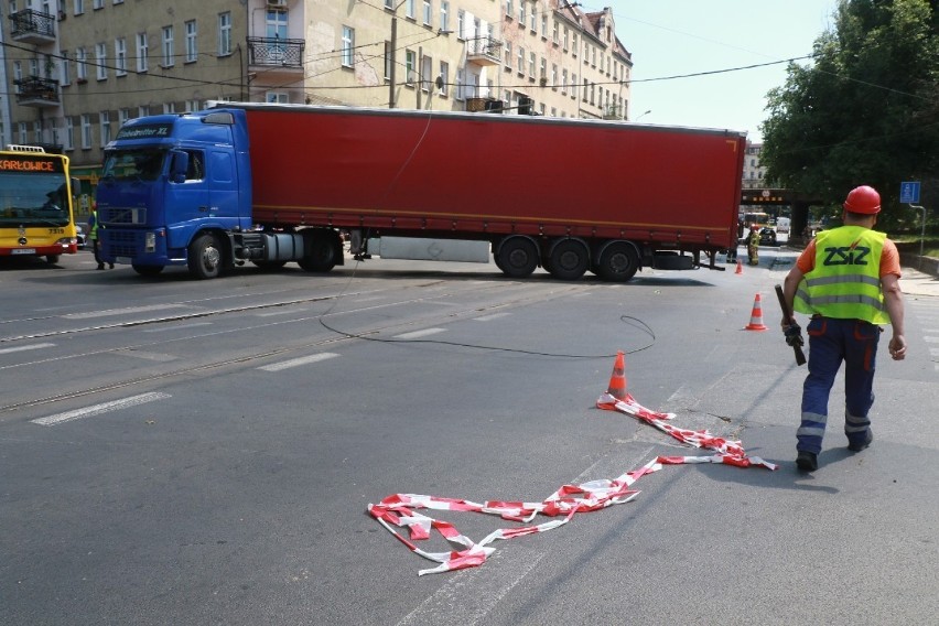 Wrocław. Ciężarówka zerwała trakcję. Północ miasta zablokowana. Zobacz zdjęcia!