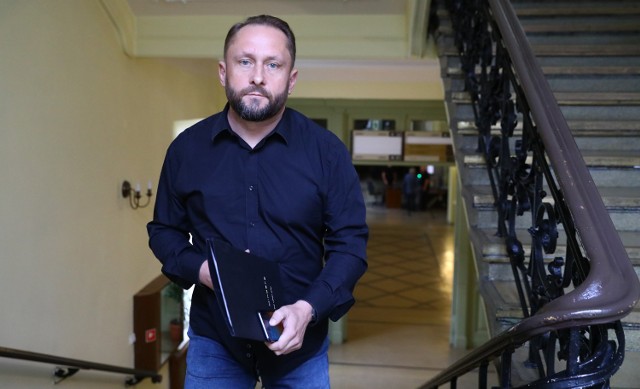 Kamil Durczok w sądzie w Piotrkowie podczas wcześniejszych rozpraw dotyczących tymczasowego aresztowania