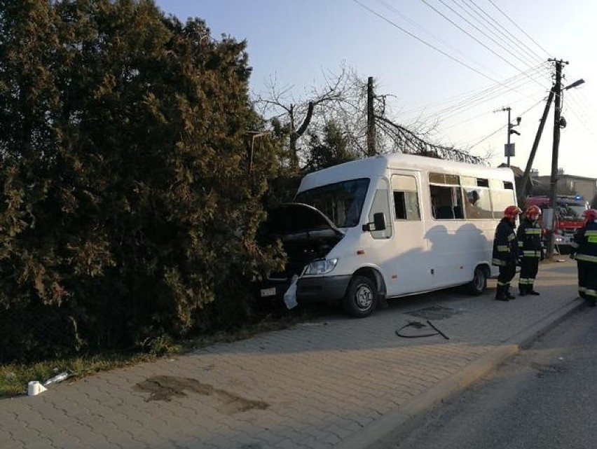 Wypadek w Bochni. Bus z 18 pasażerami wjechał w ogrodzenie posesji [ZDJĘCIA]