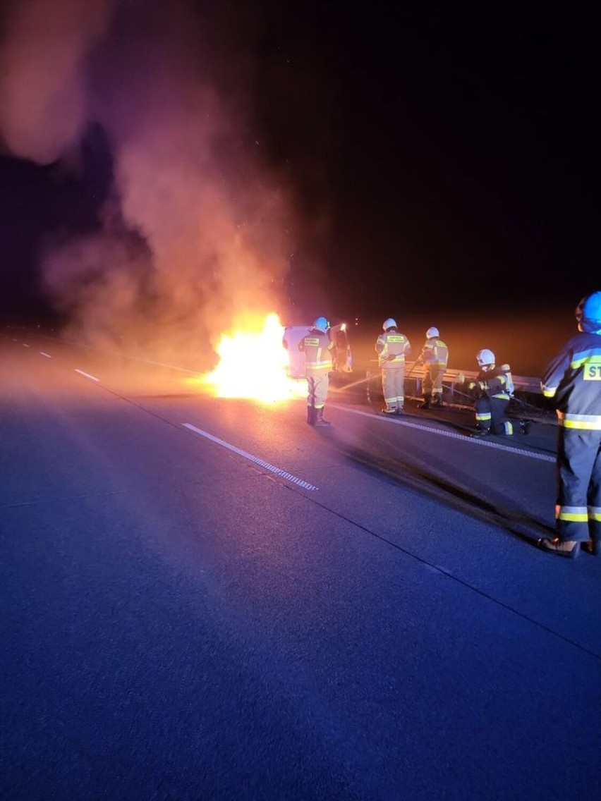 Pożar samochodu osobowego na S8 między Zduńską Wolą i Łaskiem 