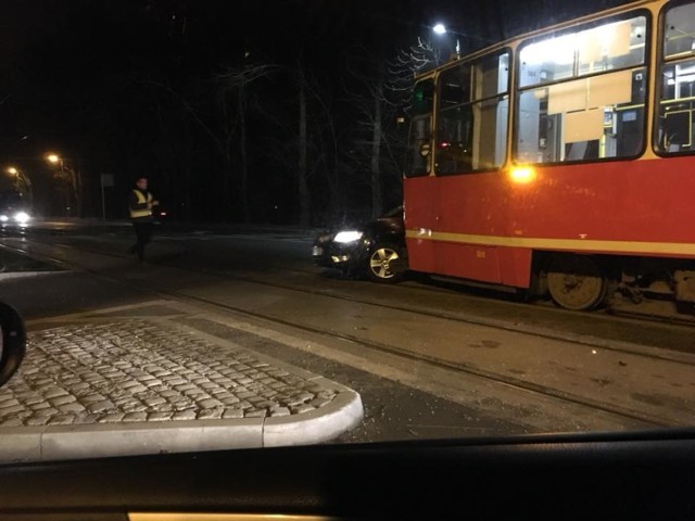 W Świętochłowicach samochód osobowy wjechał pod nadjeżdżający tramwaj