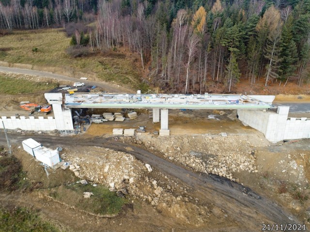 Na zdjęciach listopadowe zdjęcia z budowy tzw. obejścia Węgierskiej Górki. Budowa tego odcinka kosztuje 1,4 mld zł. Zobacz kolejne zdjęcia. Przesuwaj zdjęcia w prawo - naciśnij strzałkę lub przycisk NASTĘPNE