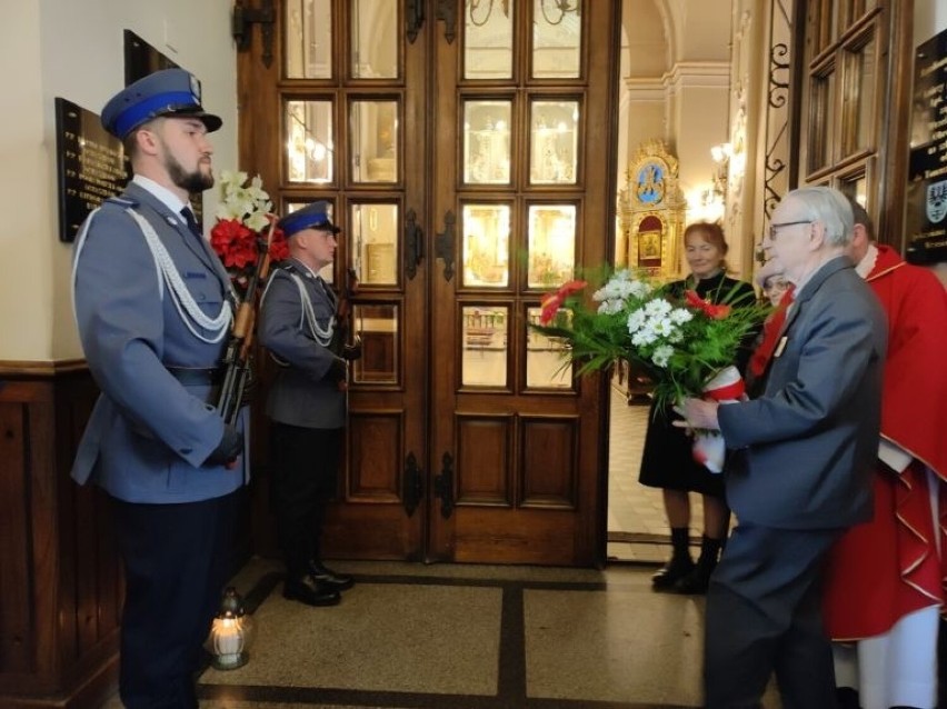 Przed tablicą pamiątkową w kościele Wniebowzięcia...