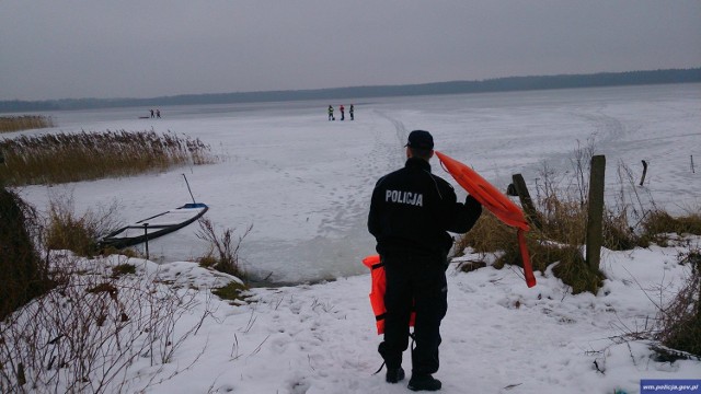 Policjanci razem ze strażakami uratowali wędkarza