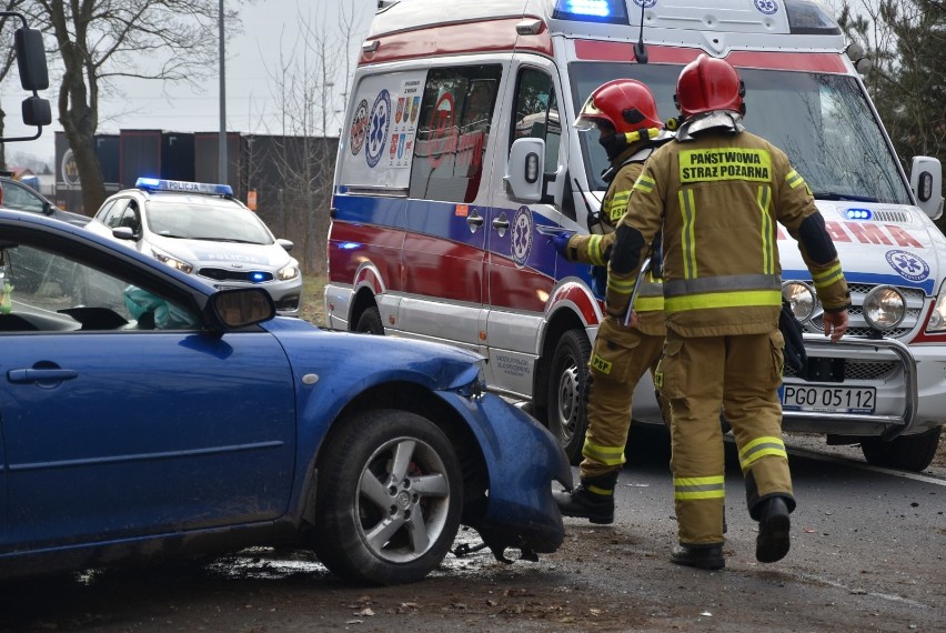 Wypadek na trasie Grodzisk - Nowy Tomyśl. Dwie osoby wypadły z samochodu! 