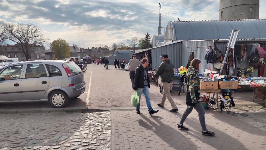 Poświąteczne pustki na żarskim targowisku. Ani sprzedających, ani kupujących