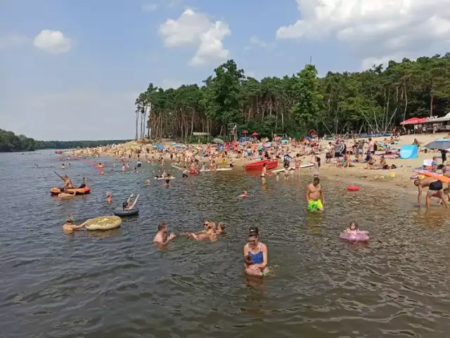 Lato 2023 w Ślesinie przyciąga prawdziwe tłumy turystów - z regionu, ale i z innych części Polski