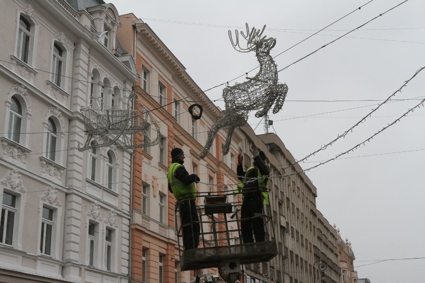 Wieszają świąteczną iluminację na Piotrkowskiej w Łodzi