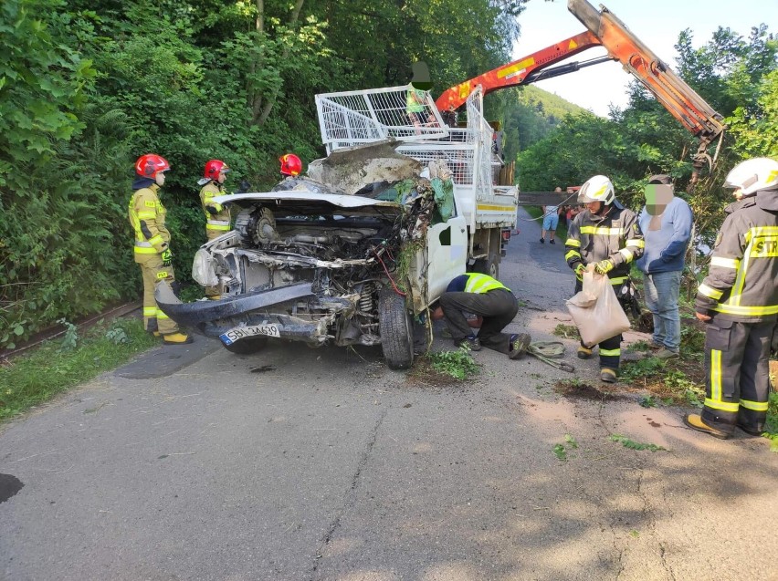 Wypadek w Porąbce. Samochód dostawczy wpadł do rzeki. Najpierw uderzył w barierki energochłonne i wypadł z drogi. Trwa akcja ratunkowa