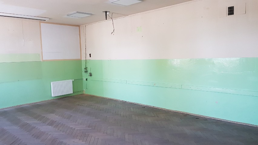 Szkoła Podstawowa nr 1 w Chodzieży w czasie wakacji "odświeżyła" oba swoje budynki. Zobacz co się zmieniło!