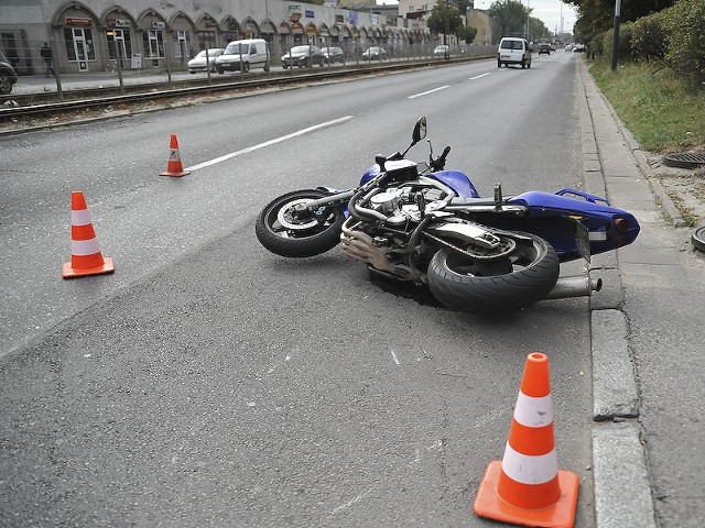 21-letni motocyklista ranny w wypadku na al. Politechniki w Łodzi zmarł w szpitalu.