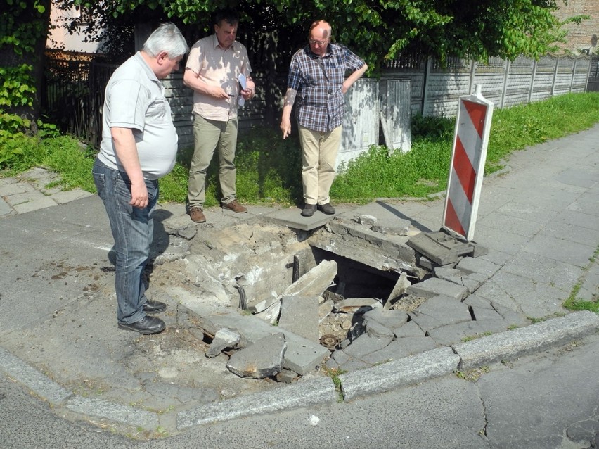 Ul. Wojska Polskiego. Ktoś zrobił wielką dziurę w chodniku i uciekł. Dziury pilnowała policja