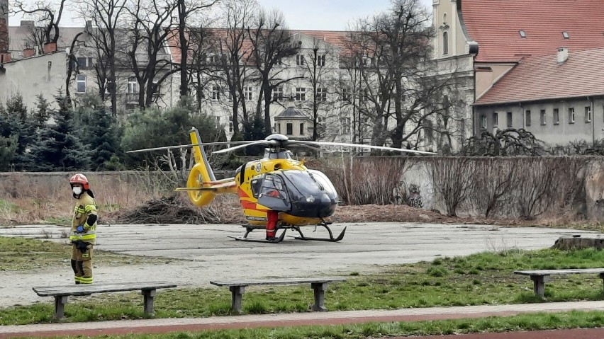 Kalisz: Strażacy wspierają medyków. Wozy strażackie niczym...